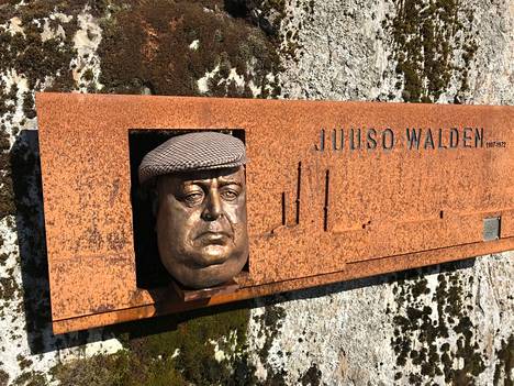 Mielipiteen kirjoittajan mielestä Juuso Waldenin patsas olisi pitänyt nostaa Lepänkorvan puistossa mäelle katsomaan kohti Tervasaaren tehdasta.