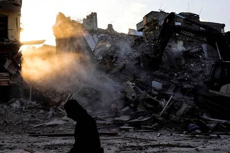 Maanjäristyksen tuhoamien rakennusten raunioita raivattiin Turkin Antakyassa 16. helmikuuta 2023. Turkissa ainakin yli 38 000 ihmisen on vahvistettu kuolleen maanjäristyksessä ja Syyriassa lähes 3 700:n.
