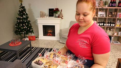 Herkkupuodin yrittäjä Krista Uusimäki tunnustautuu jouluihmiseksi, niinpä jouluvalot syttyvät hyvissä ajoin ja koristelut. Ensin leivotaan muille ja sitten itselle.