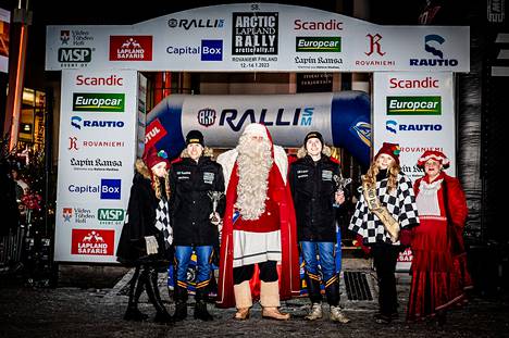 Lauri Joona ja Tuukka Shemeikka pääsivät palkintojenjaossa yhteiskuvaan joulupukin kanssa.