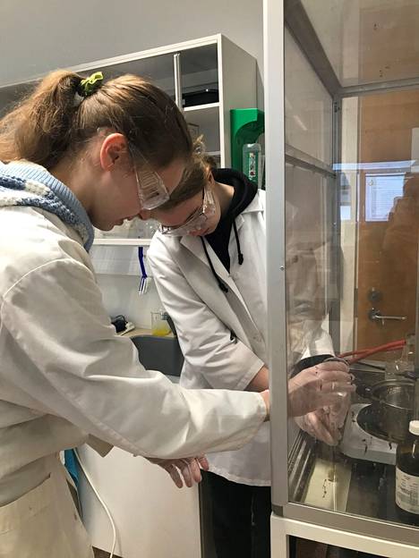 Kemian opiskelijat pääsevät kunnolla kiinni kokeellisiin töihin. Sipsien rasvapitoisuus kiinnosti Aino-Kaisa Erkkilää ja Anniina Vehkalaa.