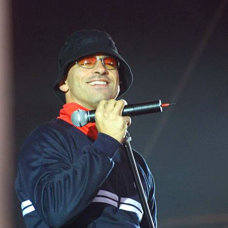 Italialainen supertähti Eros Ramazzotti avasi yhdessä Aki Sirkesalon kanssa Kirjurinluoto Arenan 27. heinäkuuta 2001. 