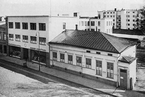 Uusi lehtitalo valmistui vuonna 1936. Oikealla olleeseen vanhaan osaan sijoittui osa konttorista sekä myöhemmin myös kuvalaattalaitos.