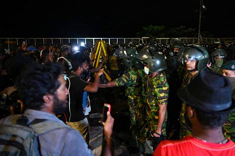 Sotilaat ja poliisit tekivät ratsian hallitusta vastustavien mielenosoittajien leiriin, vaikka mielenosoittajat olivat luvanneet lähteä. Ratsiaan osallistuneet sotilaat ja poliisit purkivat presidentin palatsin eteen pystytetyn leirin ja häätivät aktivistit leiristä.