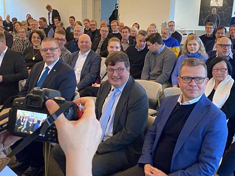 Kokoomuksen puheenjohtaja Petteri Orpo (oik.) vieraili lauantaina Sastamalassa kansanedustaja Arto Satosen (toinen oik.) vieraana. Funkkistalon yläsali oli täynnä yleisöä. 