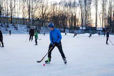 Jääpallo on fyysisesti raskas laji, mutta vaatii samalla myös teknistä taituruutta. Kuvassa jääpallotoiminnan vetäjä Tuomas Hoppu näyttää mallia pallon hallinnasta. 