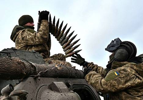 Ukrainalaiset sotilaat latasivat ammuksia Zaporižžjassa Ukrainassa 23. tammikuuta.