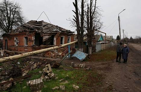 Ludmila ja Victor Sjabro kävelivät tuhoutuneen kotinsa kellariin, missä he ovat asuneet jo yli puoli vuotta Siverskin kaupungissa Donetskin alueella Ukrainassa. Pariskunta kuvattiin 28. marraskuuta. 