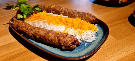 Tällainen on aidolla shis-kebabin paistoon tarkoitetulla grillillä valmistettu afganistanilainen kebab. Suomessa on nyt kaksi erikoisgrilliä, toinen Tampereella, toinen Helsingissä.