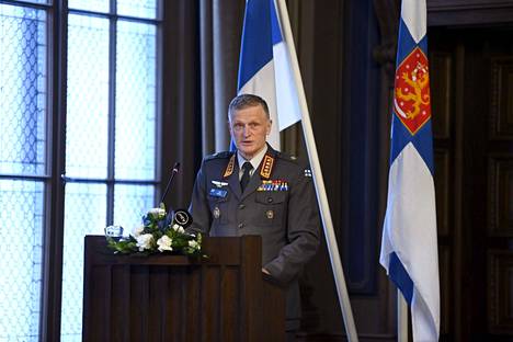 Puolustusvoimain komentaja, kenraali Timo Kivinen puhui 239. Maanpuolustuskurssin avajaisissa Helsingissä 7. maaliskuuta 2022. 