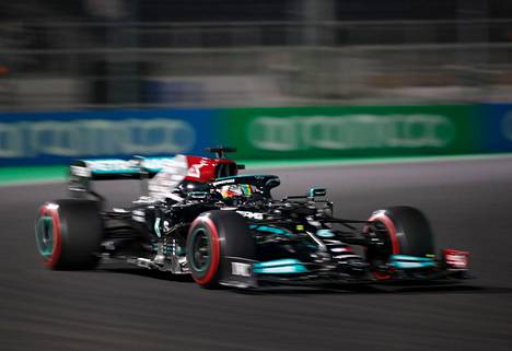 Lewis Hamilton jahtaa Max Verstappenia ja kahdeksatta maailmanmestaruuttaan.