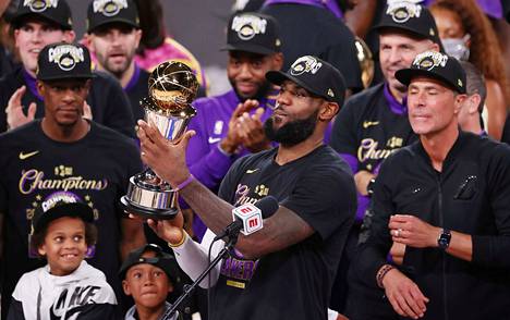 NBA-kausi 2019–20 päättyi LeBron Jamesin (kesk.) ja Los Angeles Lakersin mestaruusjuhliin.