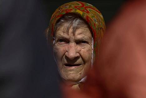 Ukrainasta Puolaan saapunut 97-vuotias Olena kuvattiin rajan pinnassa sijaitsevan Przemyślin kaupungin rautatieasemalla 4. huhtikuuta.