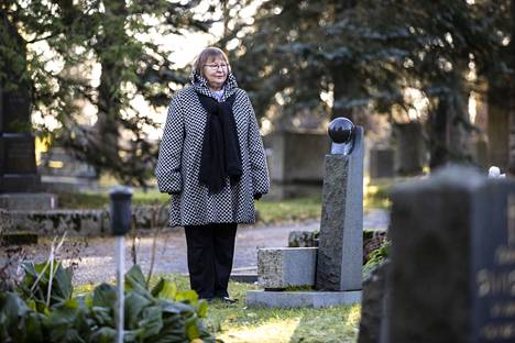 Maire Martikainen oli yksi Eeva-Liisa Mannerin ainoista läheisistä ystävistä tämän viimeisinä elinvuosina. Martikainen kuvattiin Kalevankankaan hautausmaalla Tampereella.
