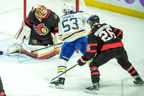 Ottawan maalivahti Anton Forsberg torjui Buffalo Sabresin Jeff Skinnerin laukauksen.