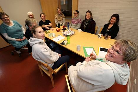 Taatusti vääristävän laajakulmaobjektiivin läpi otetussa kuvassa liikunta- ja nuorisotoimenjohtaja Karita Toivonen  etualalla oikealla, seinustalla oikealla Nina Hilander ja vasemmassa ylänurkassa Taina Pietikäinen.