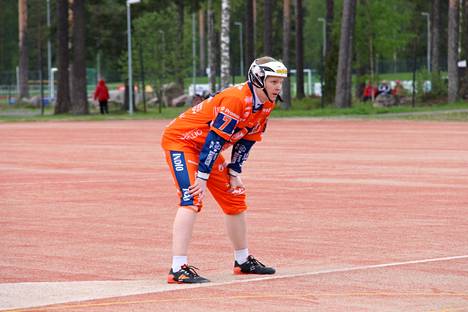 Jouni Mäki loukkaantui viimeisessä ulkovuorossa torstaina. Hänet autettiin kentältä pukusuojaan, kun jalan varaan ei voinut laskea ollenkaan.