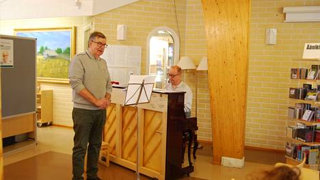 Timo Kankainen, laulu, ja Petri Forsman, piano, esiintyivät kirjaston yllätyskonsertissa