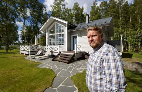 Hannu Soukko saaressa sijaitsevan Airbnb-vuokramökkinsä pihalla Ikaalisissa 13. kesäkuuta.