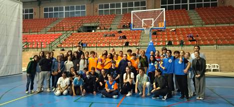 Valenciassa vierailleet Erasmus+ -opiskelijat ja kehitysvammaisten koripallojoukkue kohtasivat ystävyysottelussa. 