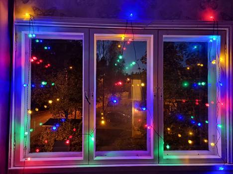 Jouluvalot loistavat Anna Kairalan talon ikkunassa Kiikoisissa.