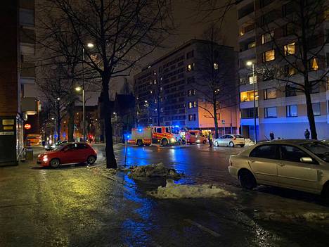 Jalankulkija jäi auton alle Tampereella illansuussa.