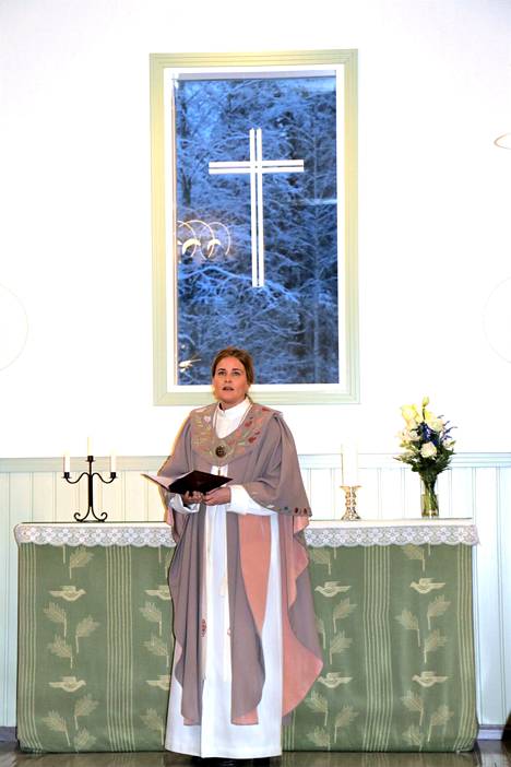 Piispa Mari Leppänen tutustuu Merikarvian seurakuntaan maaliskuussa.