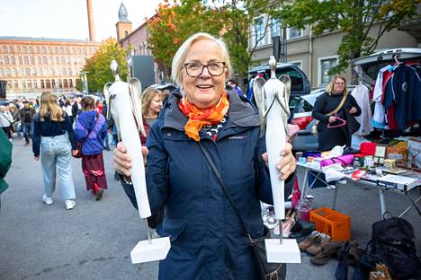 Alajärveläinen Helena Mäki-Kojola osti 22 eurolla kaksi isoa koriste-enkeliä. Niille on jo mietitty paikka takan reunukselta. Patsaiden juurelle Mäki-Kojola aikoo laittaa kynttilöitä.