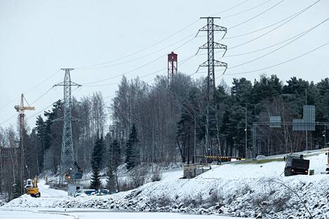 Vaikka kiristyvä pakkanen lisää sähkönkulutusta, sähkökatkoja tuskin tarvitsee ottaa käyttöön Pirkanmaalla. Kuvassa voimalinjaa Lielahdessa Tampereella.