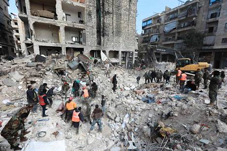 Eloonjääneitä etsittiin tuhoutuneiden rakennusten raunioista Aleppon kaupungissa Syyriassa. Unesco on huolissaan Aleppon vanhastakaupungista, joka on ollut vuodesta 2013 vaarantuneiden kohteiden listalla Syyrian sodan vuoksi.