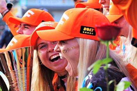 Kirittärien Emma Körkkö (vas.) ja Susanne Ojaniemi juhlivat uriensa viimeisen pelin päätteeksi mestaruuspokaalin kanssa.