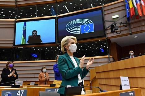 EU-komission puheenjohtaja Ursula von der Leyen (edessä) tviittasi ennen pakotepäätöksen vahvistamista, että G7-maiden johtajat seisovat Ukrainan tukena ja ottavat yhdessä lisäaskelia Venäjän vastaisista pakotteista. Kuva on otettu 1. maaliskuuta 2022, kun Ukrainan presidentti puhui EU-parlamentin istuntoon.