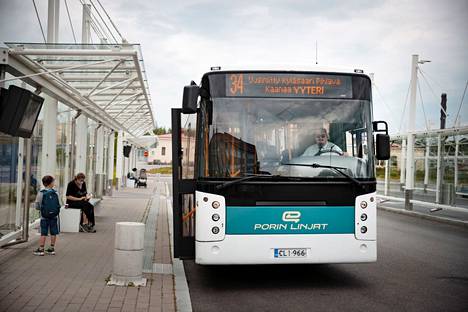 Raskaiden ajoneuvojen sähköistyminen vähentäisi kaupunkien liikennemelua selvästi. Porin Linjojen bussi kuvattiin 28.7.2021.
