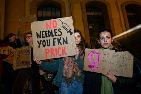 Useita brittiläisiä opiskelijoita piikitettiin yökerhoissa myös syksyllä 2021. Tämä mielenosoitus järjestettiin Oxfordissa 28. lokakuuta 2021.
