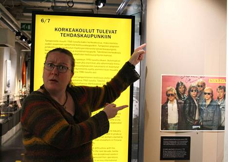 Näyttelypäällikkö Anne Lahtinen näyttää kohtaa, josta Kikan juliste varastettiin. Museo toivoo varkaan palauttavan julisteen.
