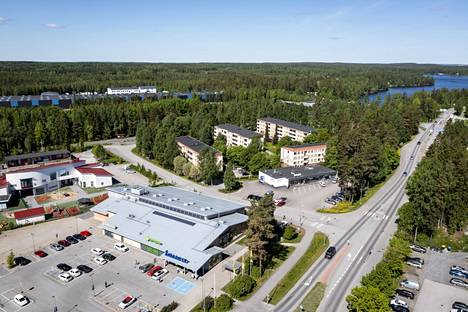 Tältä näyttää Sääksjärven keskustassa nyt. Suunnitelmissa kerrostaloalueiden ympäristö tiivistyy ja taaempana näkyvää teollisuusaluetta halutaan muuttaa asumisen ja palvelujen alueeksi.