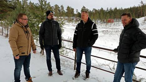 Harjavallan Jymyn mäkihyppytoiminta on lähdössä uuteen nousuun. Seuran puheenjohtaja Jori Aronpää (oikealla) houkutteli mukaan kokeneet mäkihyppääjät Tatu Hannukaisen, Vesa Hakalan ja Jarkko Heikkilän.