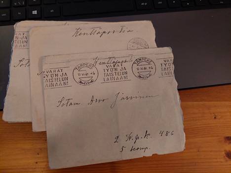 Kenttäpostin leimat ovat Tampereelta. Kirjeet lähetettiin sotamies Arvo Järviselle Länsi-Teiskosta. Kirjeet löytyivät kirpputorilta aikaa sitten ja nyt ne olisi aika palauttaa.
