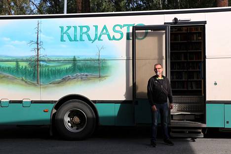 Janakkalan kirjastoauto liikennöi näillä näkymin vuoden 2023 loppuun saakka. Kuvassa kuljettaja Juha Kirjoranta.