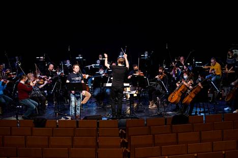 Pori Sinfonietta harjoitteli Miljoonasateen kanssa konserttia varten vuonna 2022. Orkesterin kuukausipalkkaisista muusikoista naisia on noin puolet ja hallinnosta 80 prosenttia. Viime vuoden kapellimestareista naisia oli 15 prosenttia, solisteista 46 prosenttia ja konserteissa esitetyistä säveltäjistä 3 prosenttia.