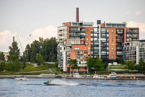 Pirkanmaalla on nyt nautittu monia päiviä helteestä. Ihmiset nauttivat kesäpäivästä muun muassa veneillen Tampereen Ratinan suvannolla 27. kesäkuuta.