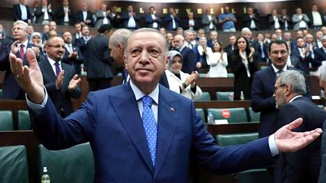Turkin presidentti Recep Tayyip Erdoğan tervehti puolueväkeään Ankarassa 18. toukokuuta.