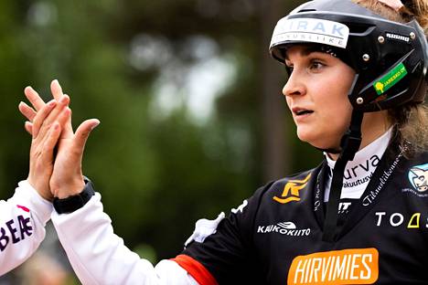 Siri Eskola johtaa naisten Superpesiksen lyöjätilastoa. Kuva 5. kesäkuuta Loimaalla pelatusta Pöytyä-ottelusta.
