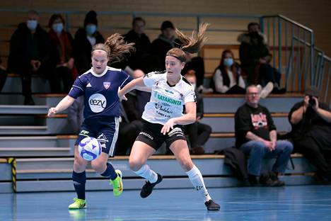 Jasmin Ylikraka (oik.) on ollut naisten Futsal-liigan tehokkain pelaaja tällä kaudella.