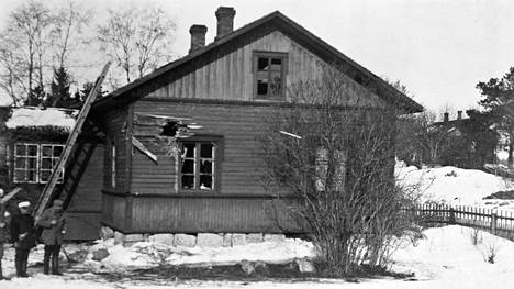 Punaisten tykinammus iski Toivosen talon nurkasta sisään Lavian Niemenpäässä 14.3.1918. Sisällä ollut Toivosen vaari löydettiin kamaristaan sekasotkun keskeltä hyvissä voimissa. Muut kyläläiset olivat paenneet metsään tai kellareihin. 