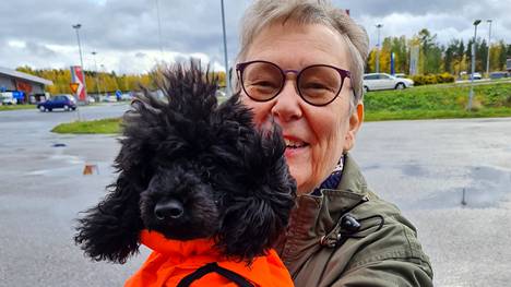 Ukrainasta avustusbussin kyydissä Sastamalaan tullut Poju-koira ei suostunut ulkoilemaan sadekelillä ja tästä syystä Tuire Heitto hankki sille kokoheijastavan sadeasun.