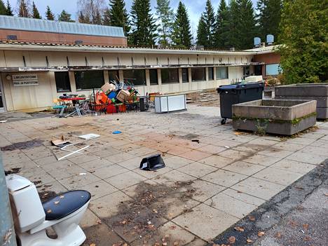 Entistä Länsi-Koskelan koulua on tyhjennetty purkamisen alta. Urakoitsija aloittaa purkamisen keskiviikkona 19. lokakuuta.