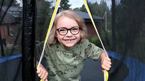 Kuusivuotias Leevi Wallin kysyy äidiltään joka aamu, kuinka monta päivää vielä on koulun alkuun. Eskarin Leevi joutui vuosi sitten aloittamaan pyörätuolissa, kun hän loukkasi jalkansa trampoliinilla juuri vähän ennen koulujen alkua.
