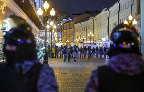 Moskovassa poliisi valvoi keskiviikkoiltana liikekannallepanon vastaisia mielenosoituksia.
