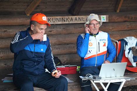 Lauri Ahopelto ja Esa Juura ovat jälleen valmiina vastaanottamaan kuntosuunnistajia.